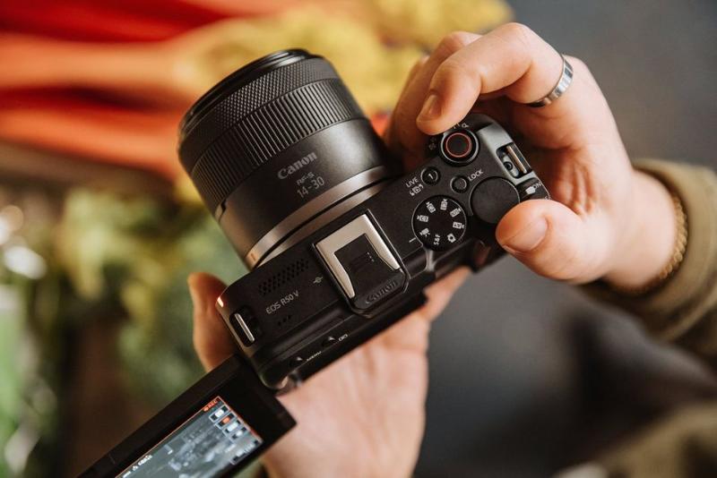 Máy Ảnh Canon EOS R50 V + Lens 14-30mm f/4-6.3 (Black) | Chính Hãng