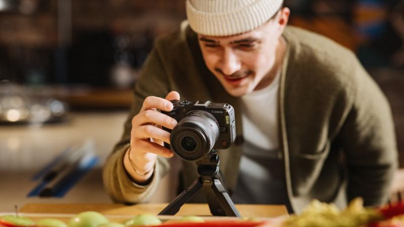 Máy Ảnh Canon EOS R50 V + Lens 14-30mm f/4-6.3 (Black) | Chính Hãng
